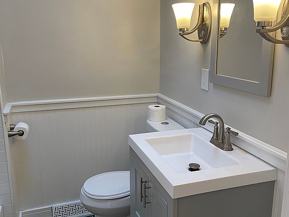3rd image of 115 Edison Ave