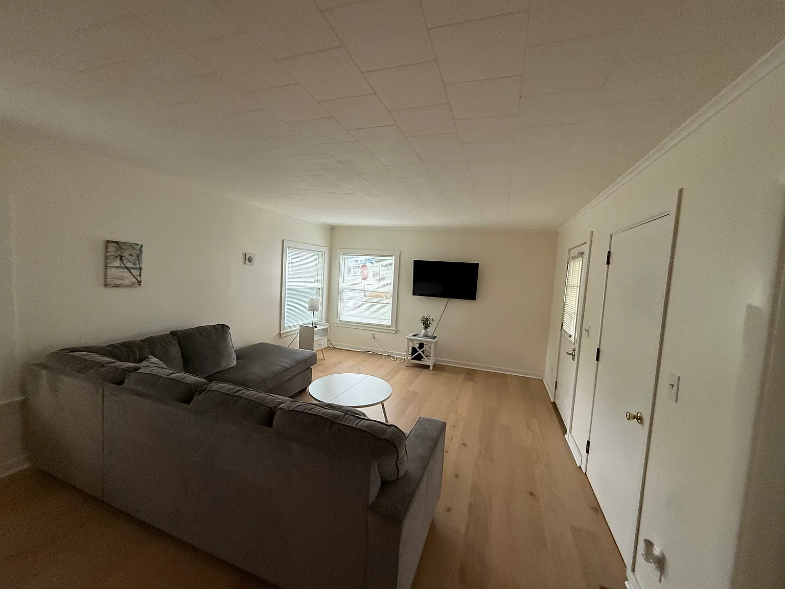 3 bed, 1055 sqft, $2,200 — Photo 2