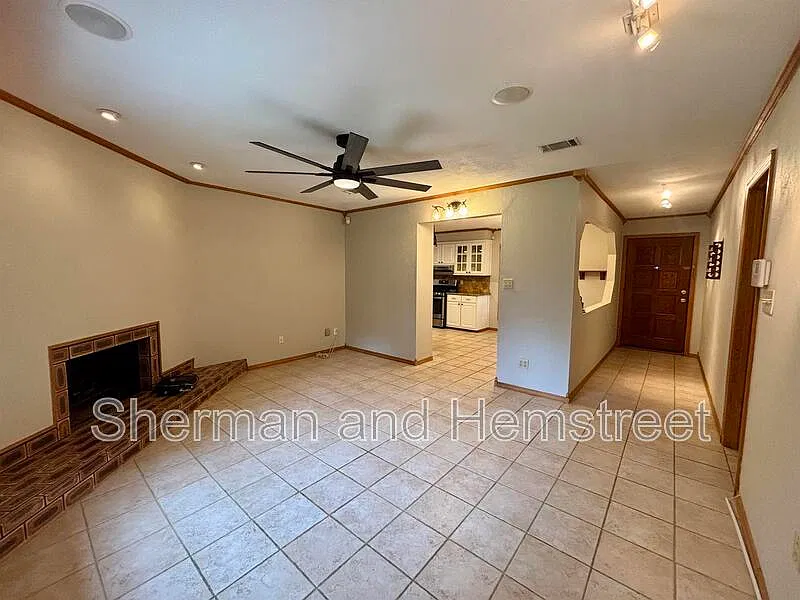 3 bed, 1.5 bath, 1215 sqft, $1,395 — Photo 3