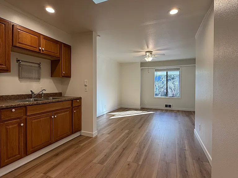 604 1/2 W Crockett St #J — Photo 3