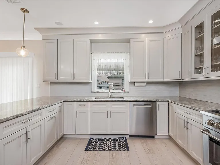 161 W Hudson St — Photo 36