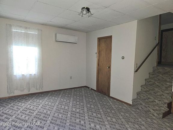 4th image of 42 Jenkins Ct