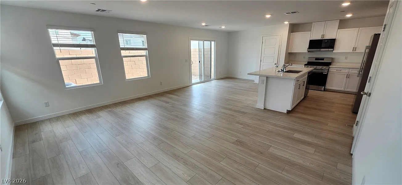 4 bed, 2.5 bath, 1705 sqft, $2,300 — Photo 2