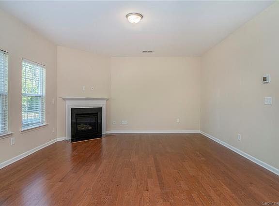 3rd image of 1036 McLaren Dr