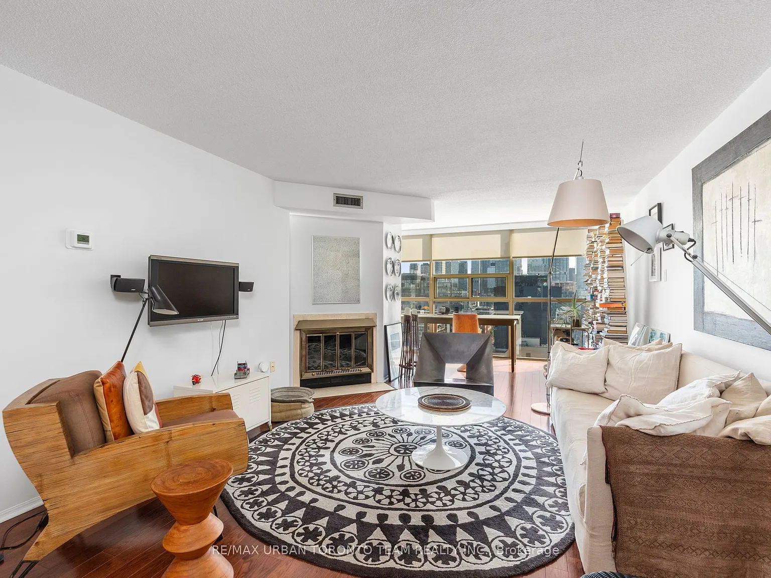 705 King St W — Photo 1