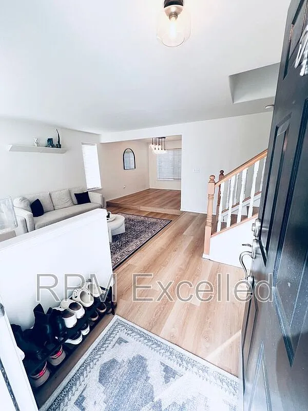 4 bed, 2.5 bath, 2120 sqft, $3,600 — Photo 2
