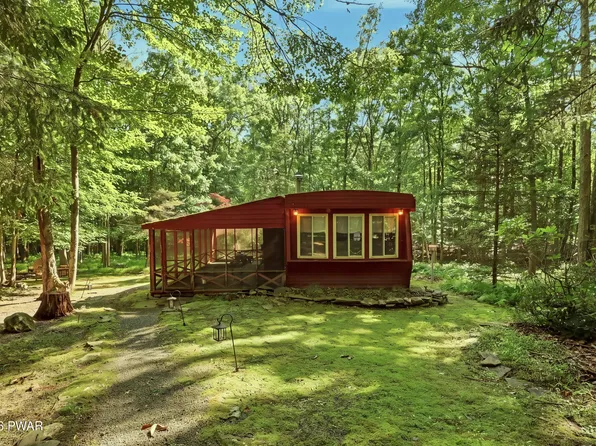 57 Deer Park Ln, Hawley, PA 18428