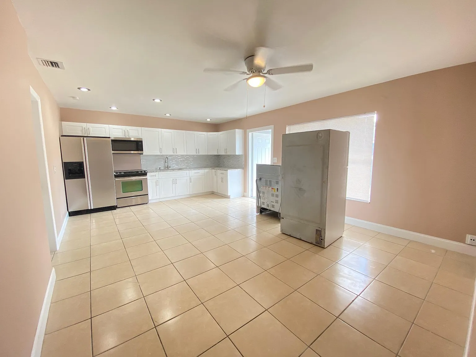 3 bed, 2.0 bath, 1943 sqft, $2,800 — Photo 3