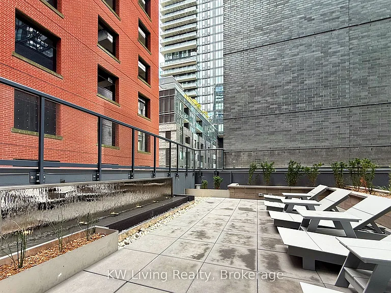 327 King St W #1302 — Photo 17