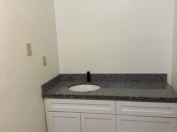 Need to update this pic as there is a mirror now