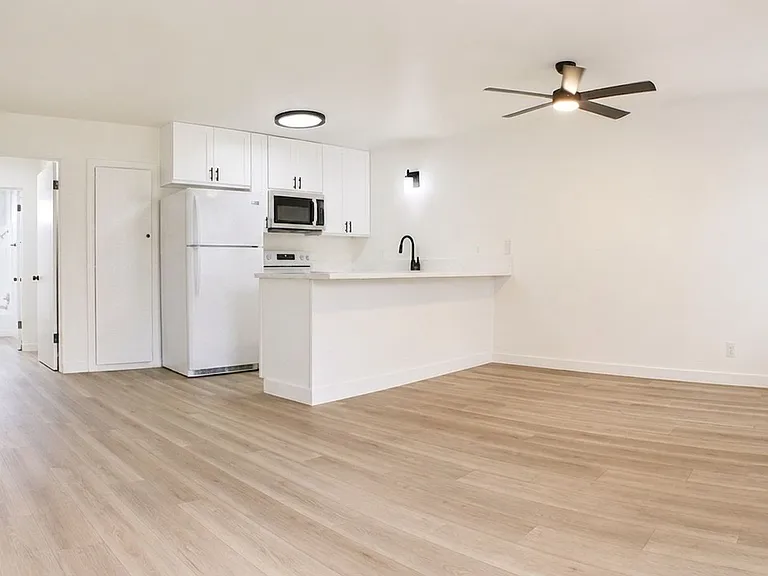 Topanga Apartments — Photo 4