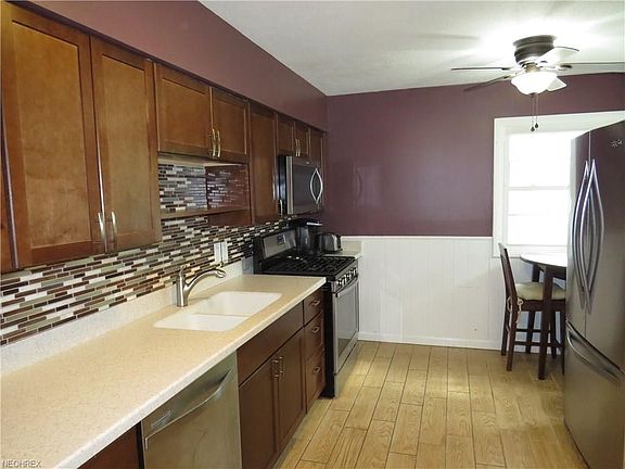 4th image of 19127 Parkmount Ave