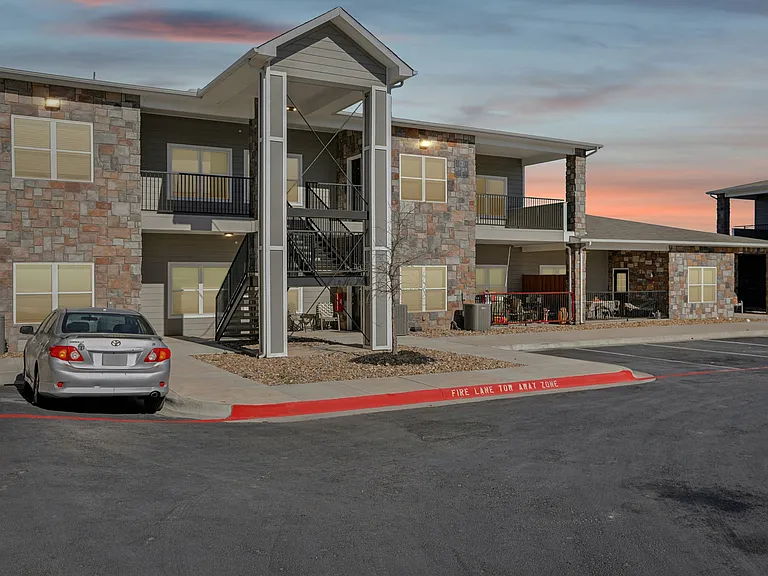 Horseshoe Apartments — Photo 30