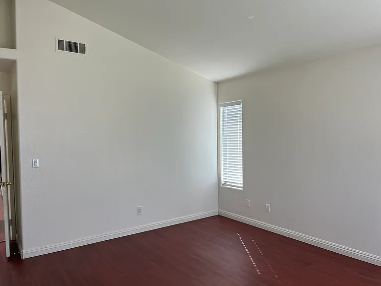 1233 Edinburg Ct — Photo 23