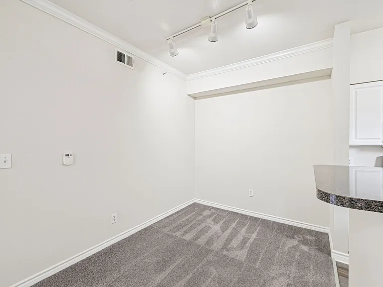 Oaks Riverchase Apartments — Photo 13