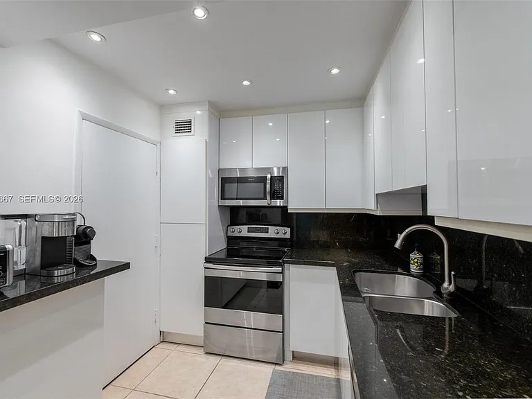 5005 Collins Ave #1506 — Photo 6