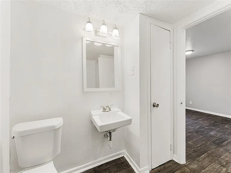 Pinewood Townhomes — Photo 9