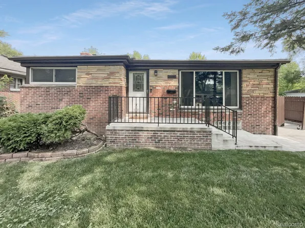 22245 Raymond St, Saint Clair Shores, MI 48082