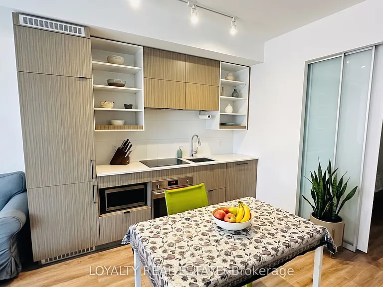 20 Edward St S #912 — Photo 3