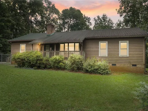 1111 Forest Ln, Thomasville, NC 27360