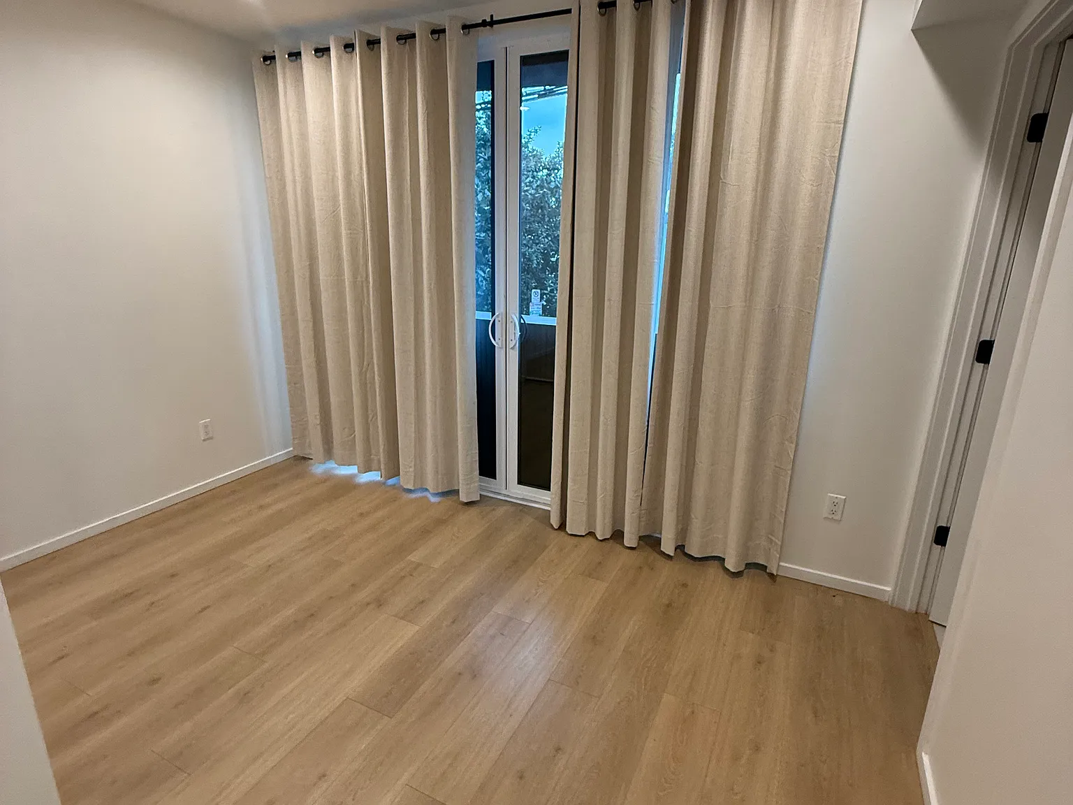 6541 De Longpre Ave — Photo 4