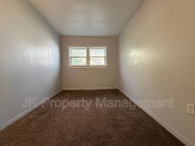 511 33rd St N — Photo 12