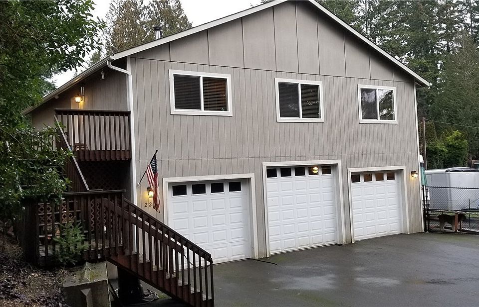 This is a lovely 2/2 home built over the fully insulated  6 car garage. Don't need a 6 car garage? Convert it into living space!