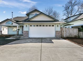 1329 W Main St, Cottage Grove, OR 97424