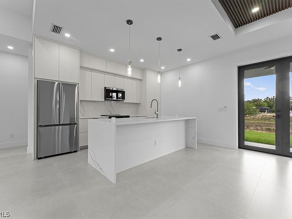 5th image of 731 Colyer St E