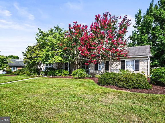 3rd image of 355 Glenwyn Dr