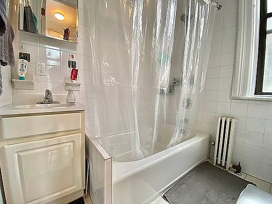 5th image of 18 W 69th St APT 3C
