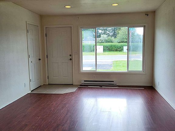 3rd image of 601 4th Ave NE