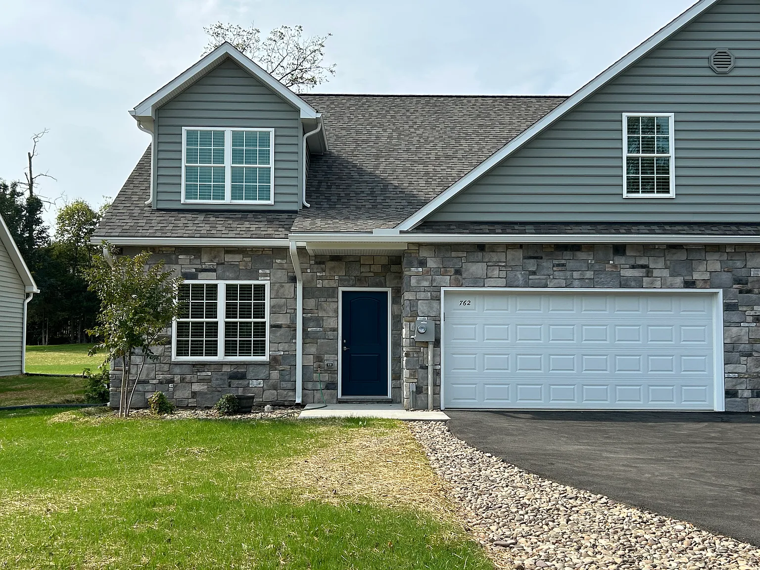 4 bed, 2.5 bath, 2100 sqft, $2,500 — Photo 2