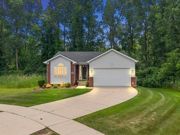 29561 S Pine Grove Dr, New Boston, MI 48164