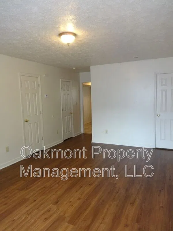 2 bed, 1.5 bath, 1088 sqft, $900 — Photo 2