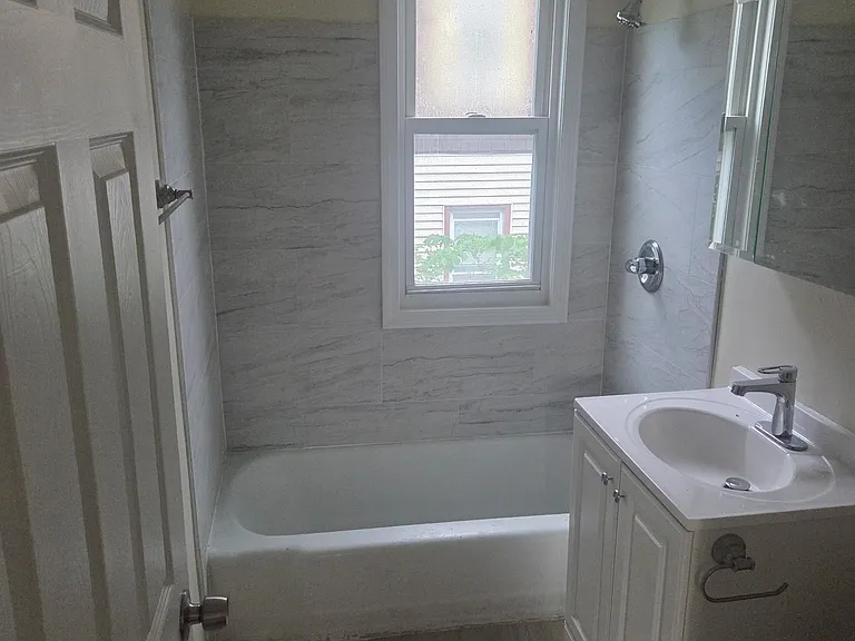 33-35 E Raymond St #2 — Photo 4