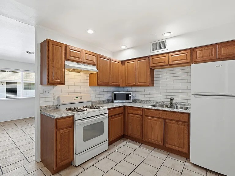 4329 N Longview Ave #10 — Photo 9