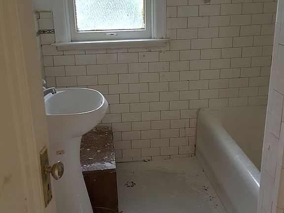 3rd image of 5775 5777 Kensington