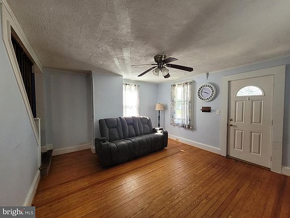 3rd image of 31 Mechanic St