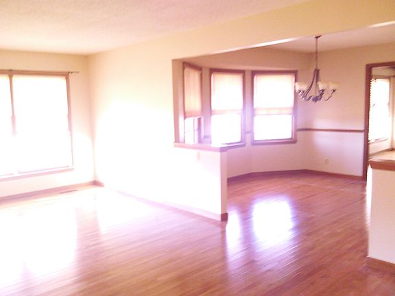 3rd image of 3001 W River Park Dr