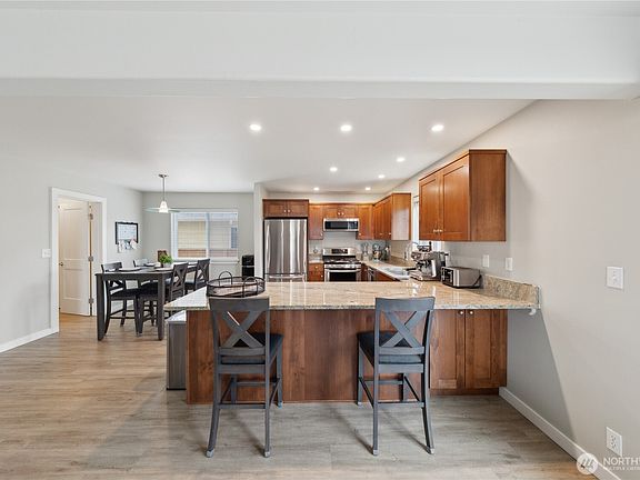 4th image of 290 NE 10th Avenue
