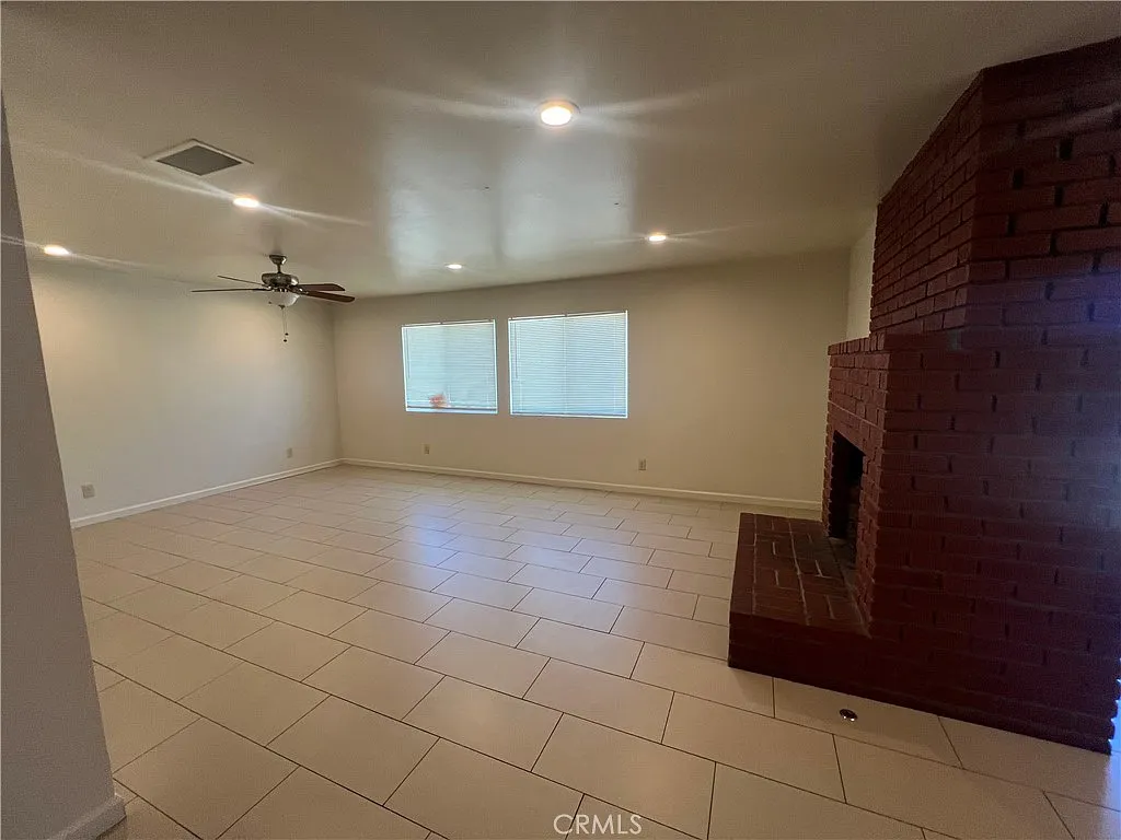 5 bed, 2150 sqft, $2,995 — Photo 4
