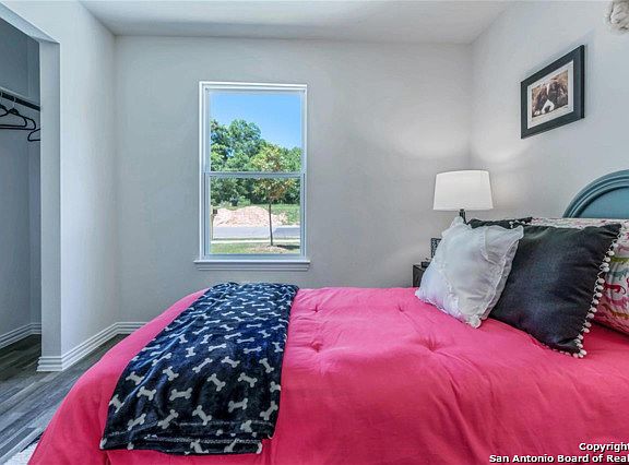 5th image of 458 Morningview Dr