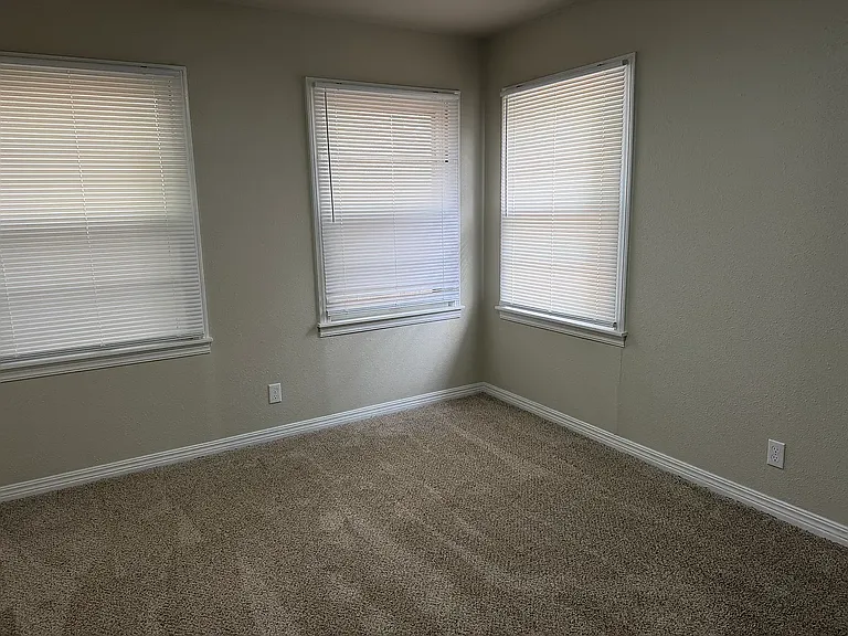 1038 E Walnut St — Photo 19