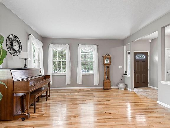 4th image of 425 Sandmar Ct