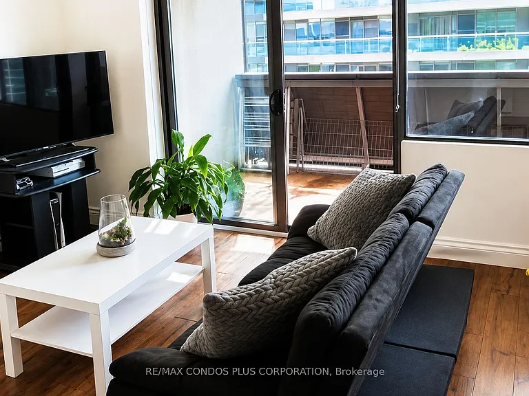 720 Spadina Ave #1011 — Photo 2