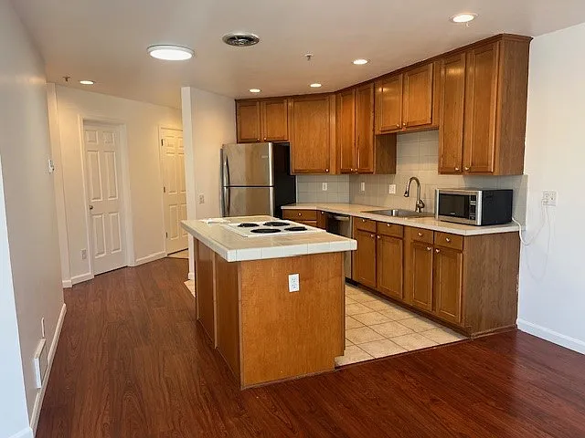 2 bed, 830 sqft, $2,595 — Photo 2
