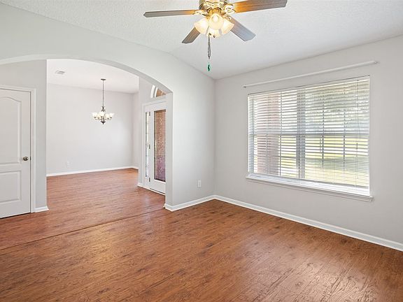 4th image of 701 N Longneedle Dr