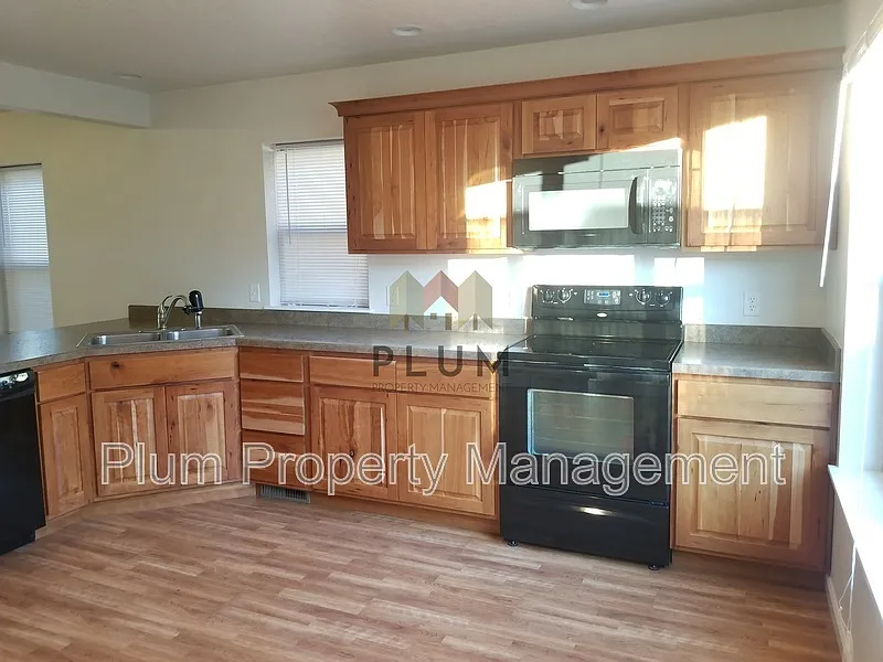 3 bed, 1.5 bath, 1050 sqft, $2,015 — Photo 3