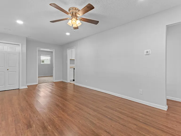 2124 Jeffrey Dr — Photo 3